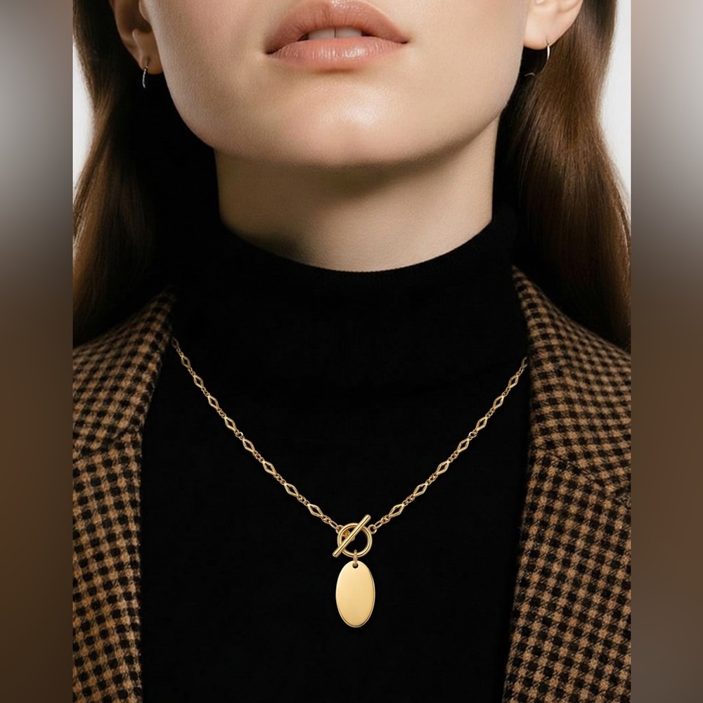 Plunder necklace chain and a toggle clasp with an oval charm